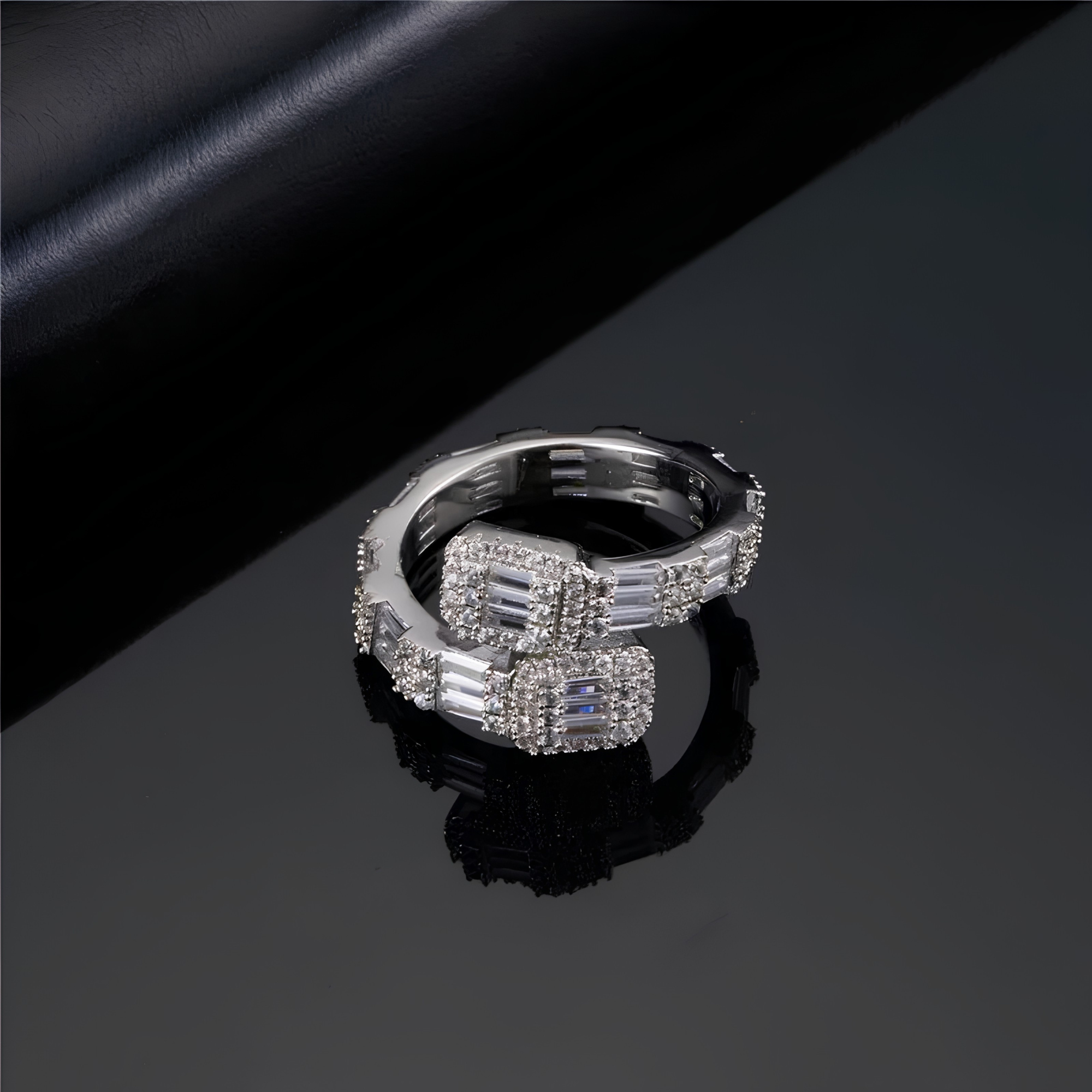 TWISTED BAGUETTE RING - SILVER